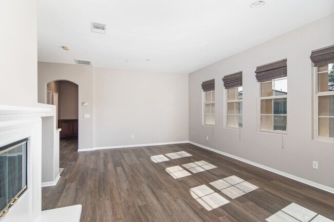 Foto del edificio - Nicely upgraded townhouse in resort-like E...