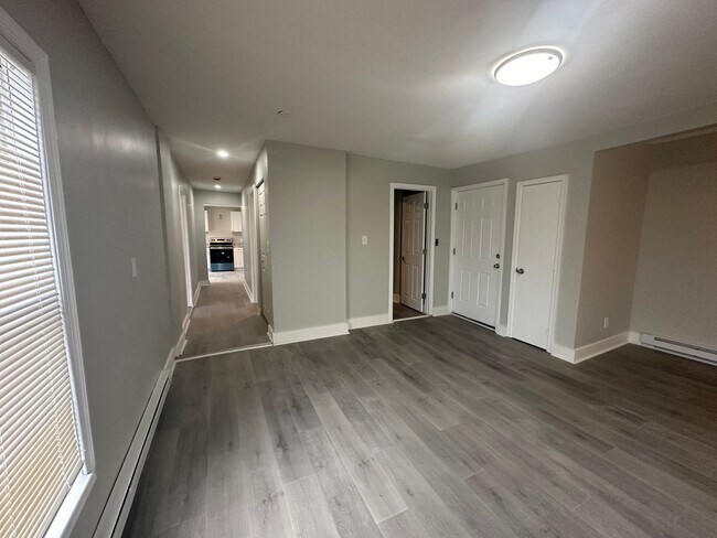 Foto del edificio - Renovated 4 Bedroom and 1.5 Bath