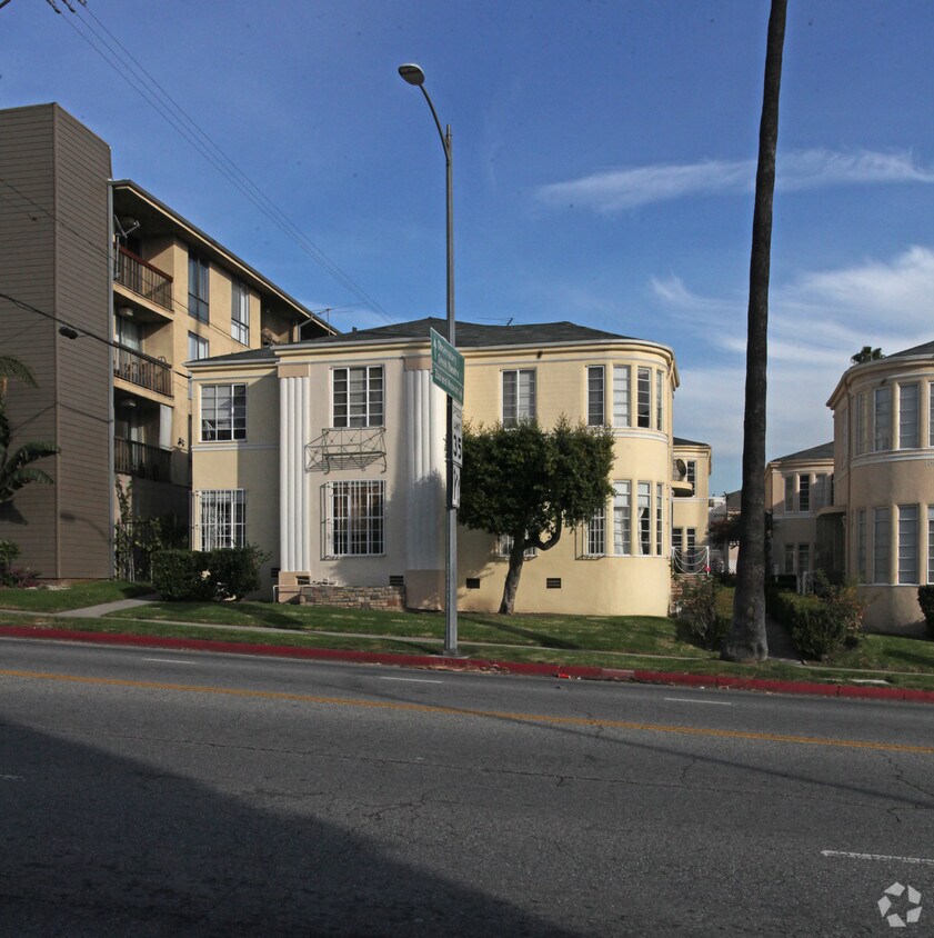 Building Photo - 2102 N Vermont Ave