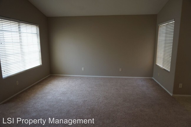Building Photo - 2640 Pershing Cir
