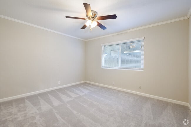 Lg. Duplex Hall Bedroom 1,220SF - Sycamore Green Apartments