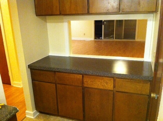 Building Photo - Townhome