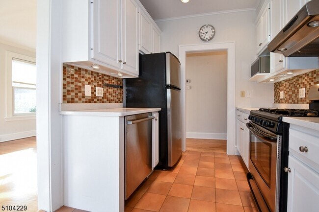 Foto del edificio - 133 Pine Grove Ave