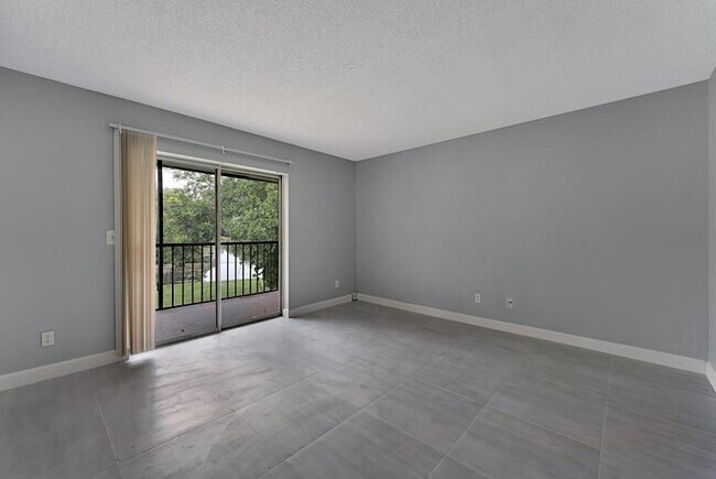 Foto del edificio - 1430 Meadows Cir W