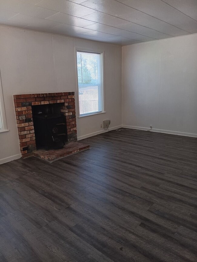 Building Photo - Duplex 4 Blocks From WOU Available