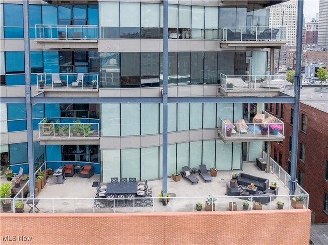 Building Photo - 701 W Lakeside Ave