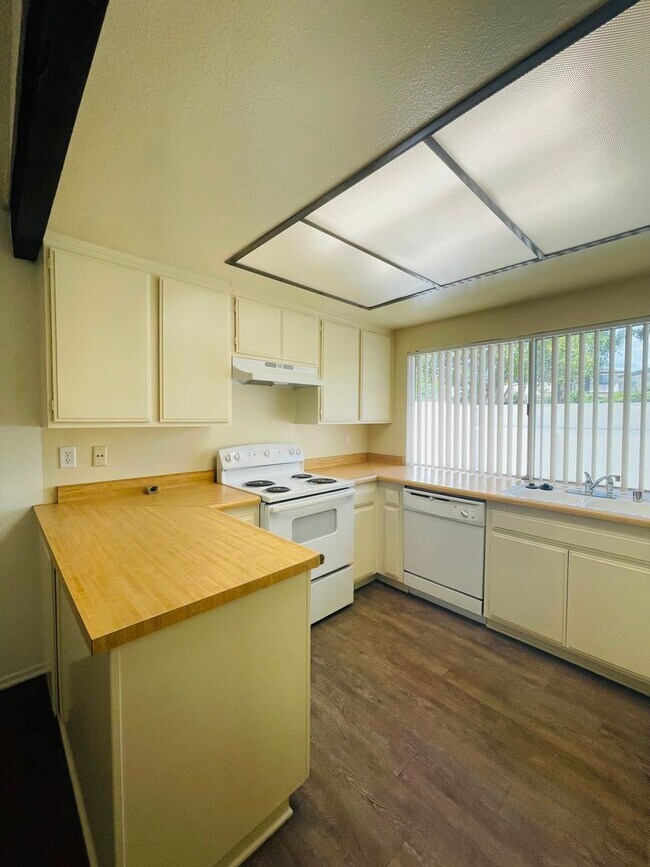 Foto del edificio - Spacious 2-bedroom, 2-bathroom condo featu...