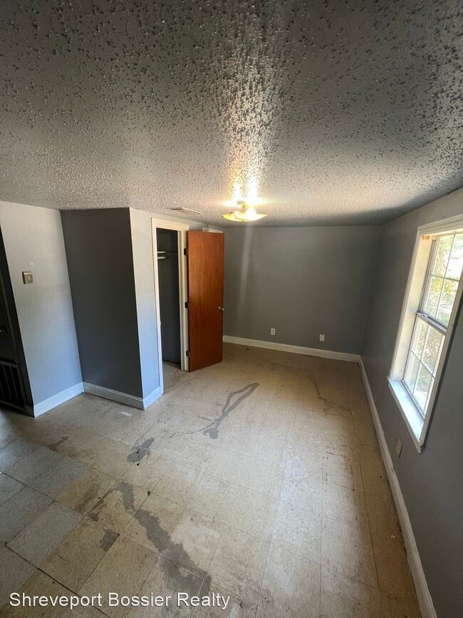 Building Photo - 3 br, 1 bath House - 3033 Yorktown Dr