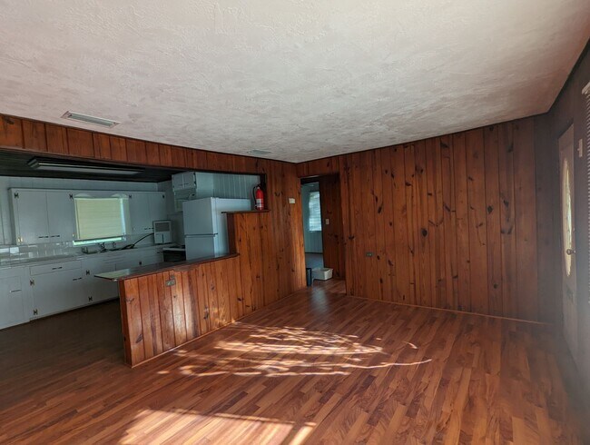 Foto del edificio - Lovely 2/1 home with beautiful natural woo...