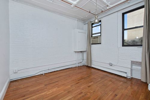 Building Photo - 531 W 20th St