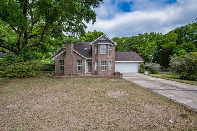 Foto del edificio - Spacious 3BR Retreat with Soaring Ceilings & Screened Porch
