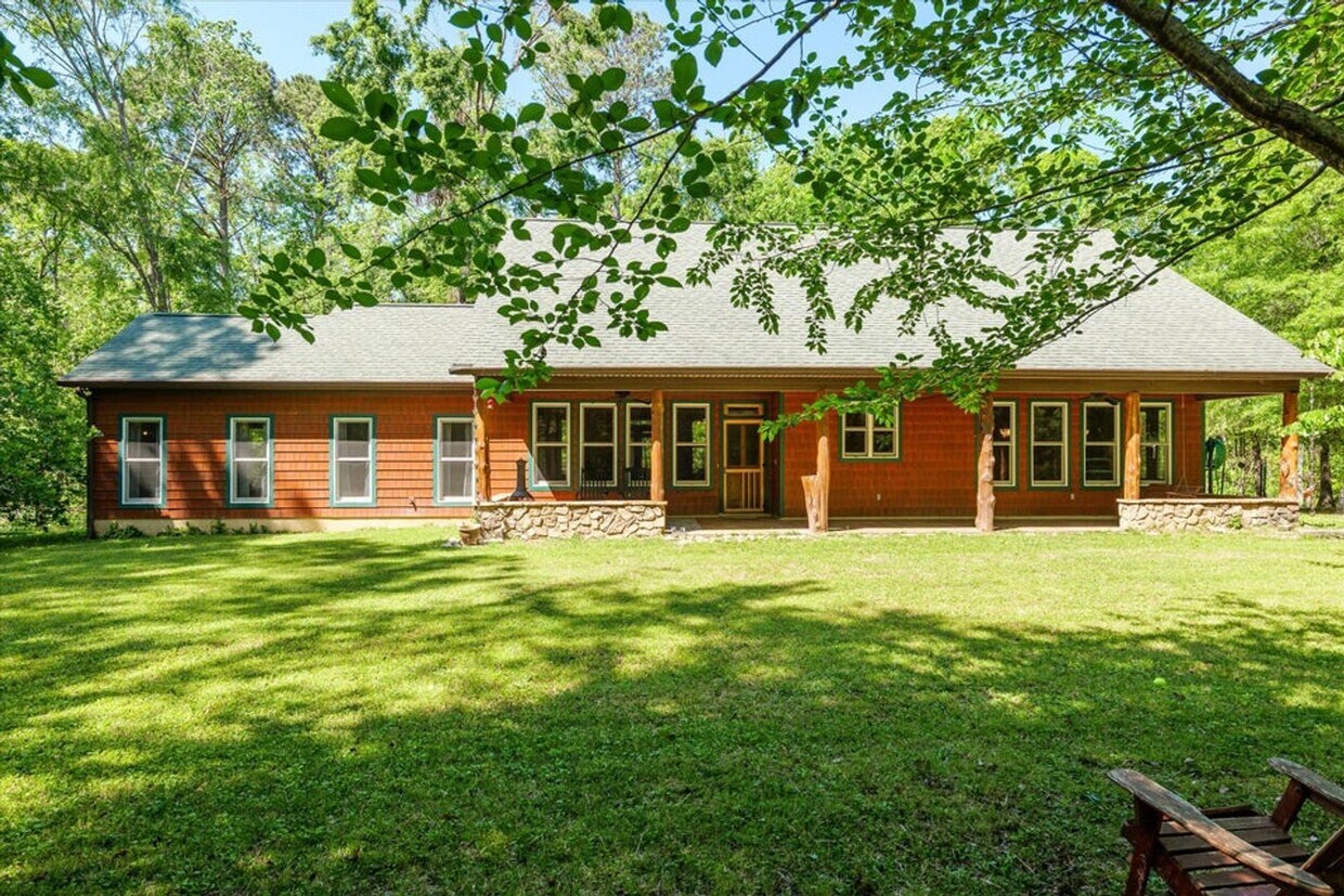 Foto principal - Charming 2 Bed, 2 Bath Custom Ranch on 5 P...