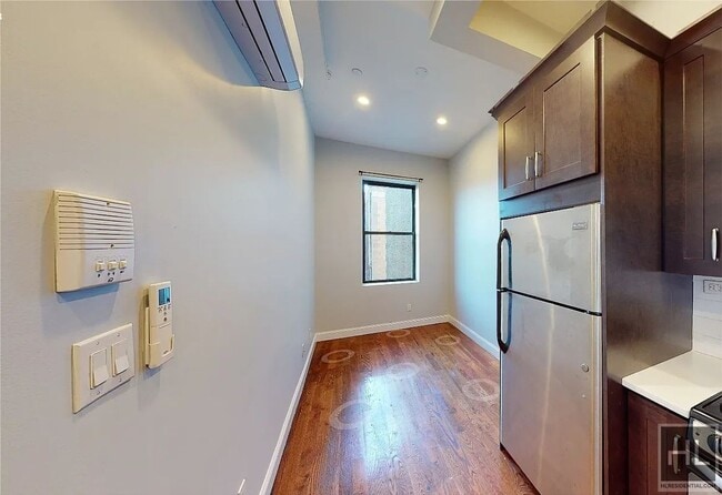 Building Photo - Gorgeous 1 Bedroom on Striver's Row!