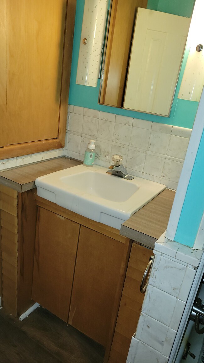 Baño - 326 N Washington St