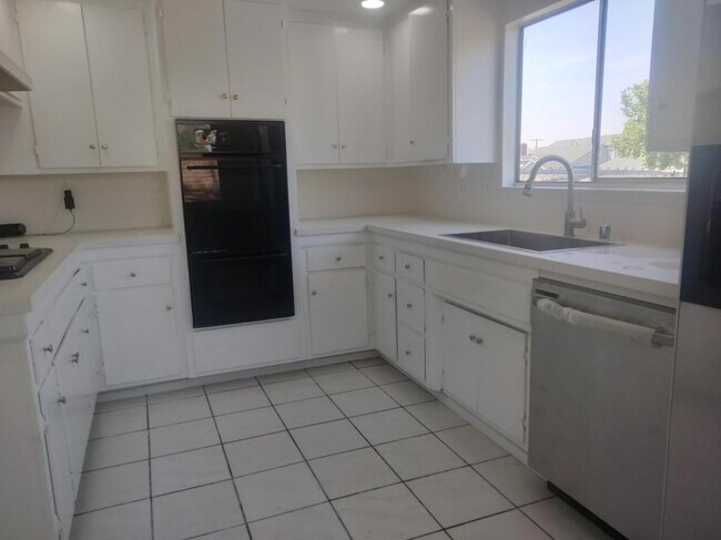 Building Photo - 1661 Sheridan Cir
