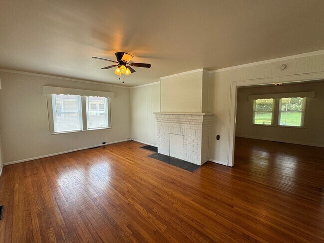 Foto del edificio - West AVL - Two Bedroom Bungalow Just off H...