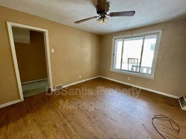 Building Photo - 3054 Glen Mawr St