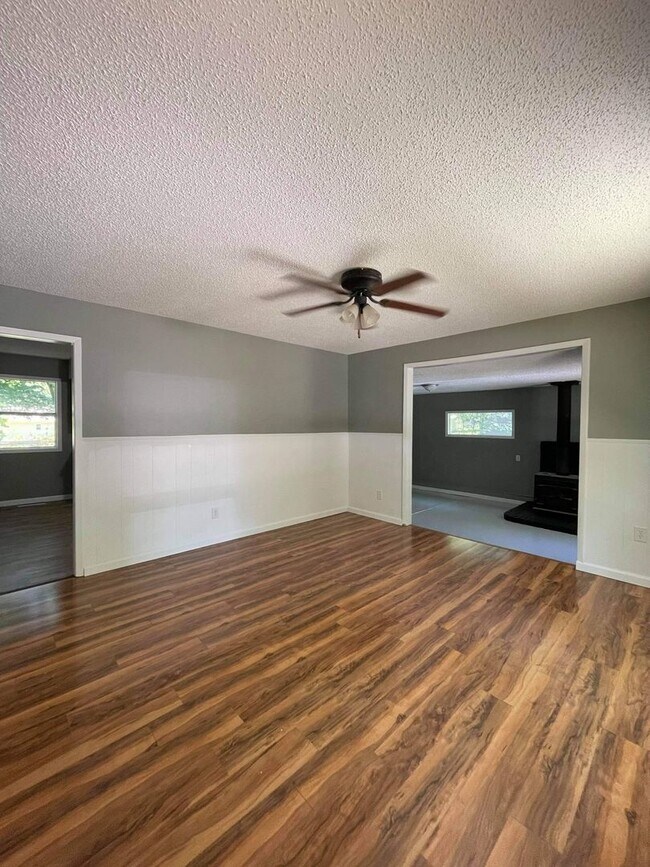 Building Photo - Newly remodeled 4 bed (or 3 bed/flex livin...