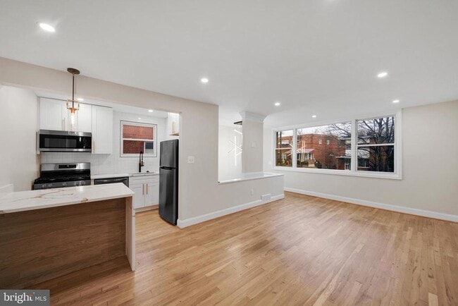 Building Photo - 119 Victor St NE