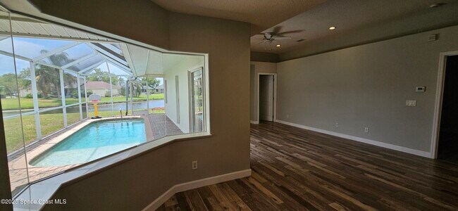 Foto del edificio - 5010 Somerville Dr
