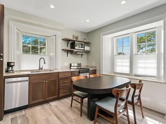 Foto del edificio - 77 Coggeshall Ave