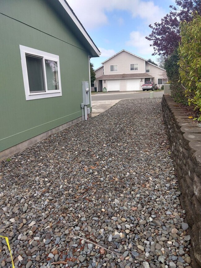 Foto del edificio - AVAILABLE September 15th! An Outdoor Enter...