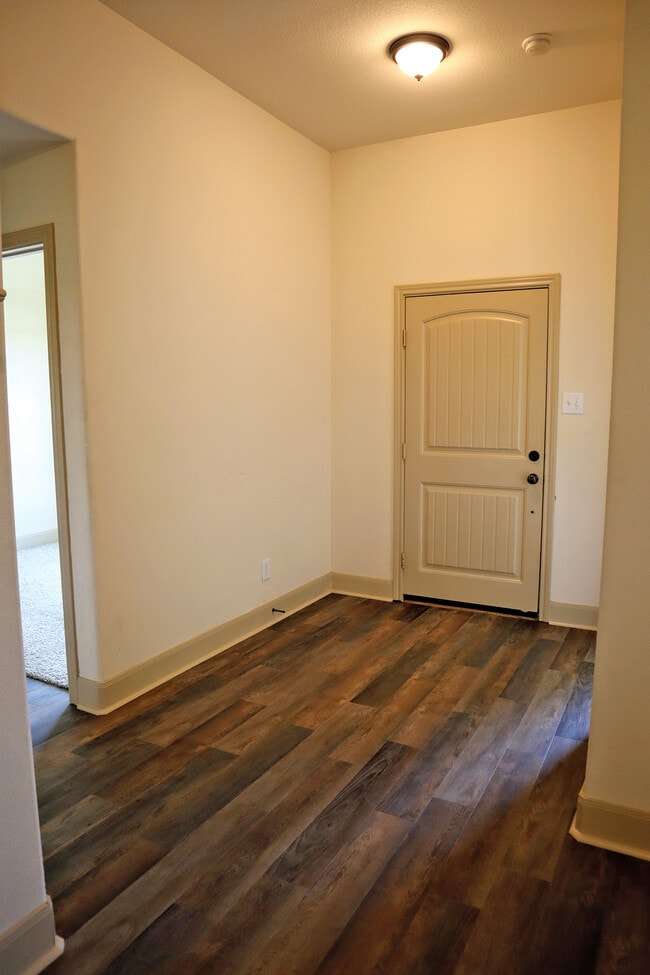 Building Photo - 1705 Hickory Dr