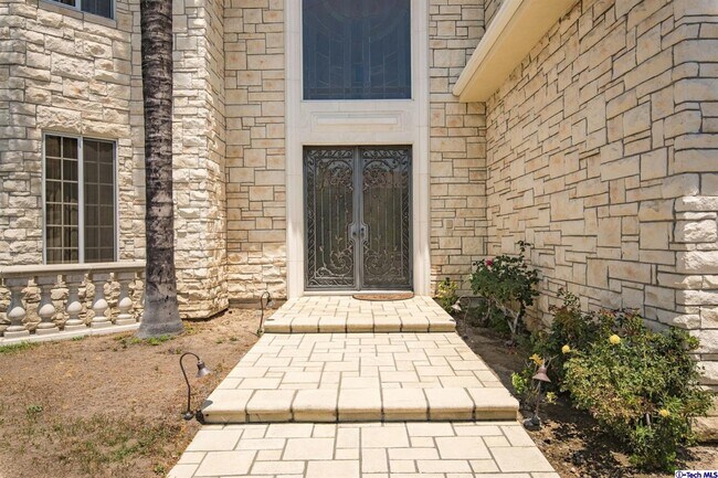 Building Photo - 3609 Viewcrest Dr
