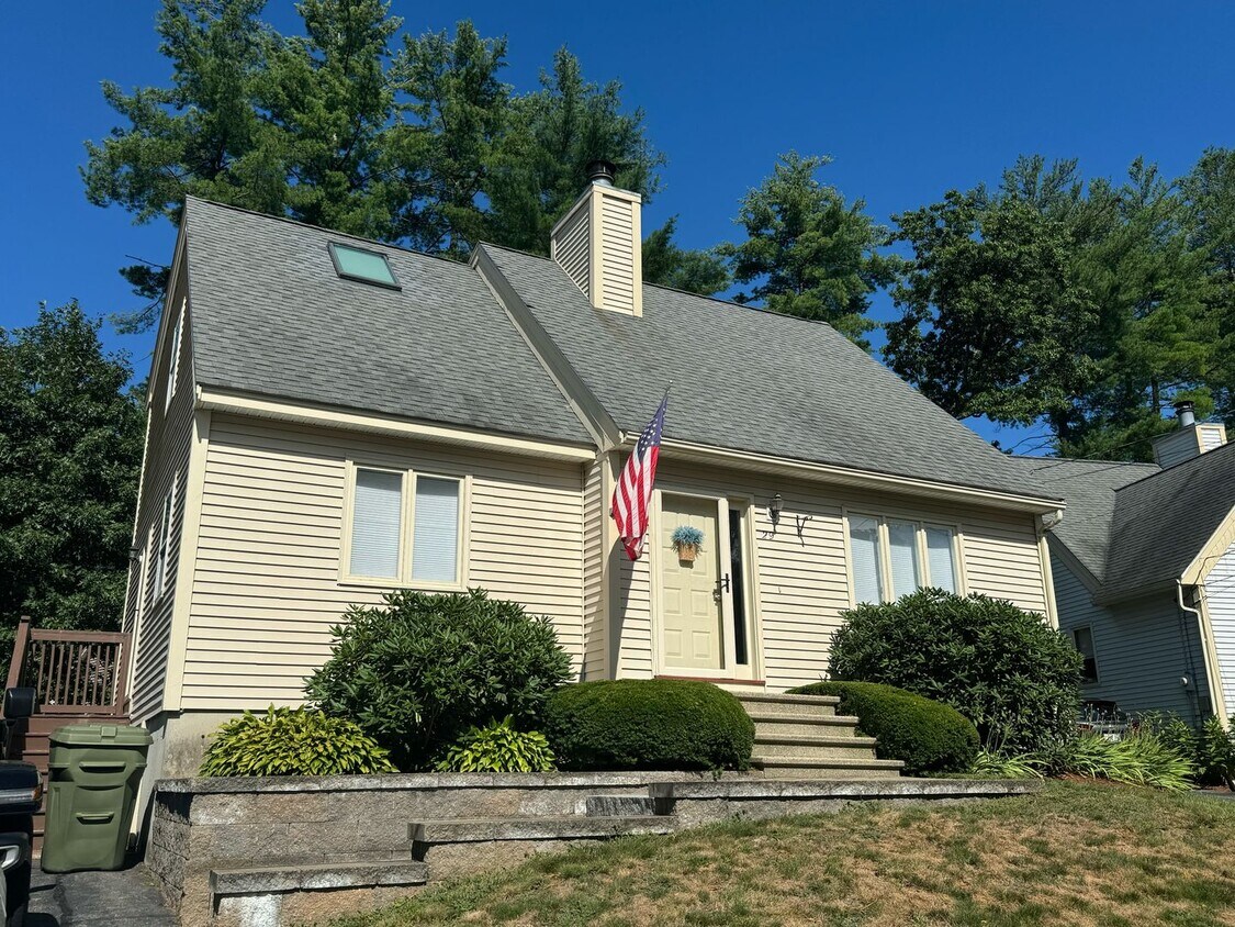 Foto principal - Recently updated 3 bedroom, 2 bath home in...