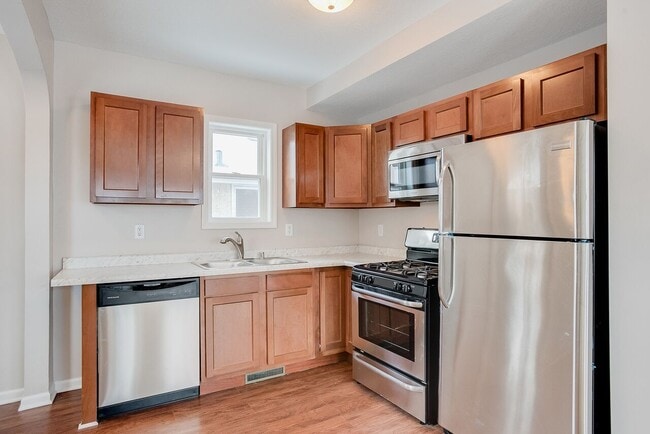 Building Photo - COMPLETELY UPDATED 2 BEDROOM