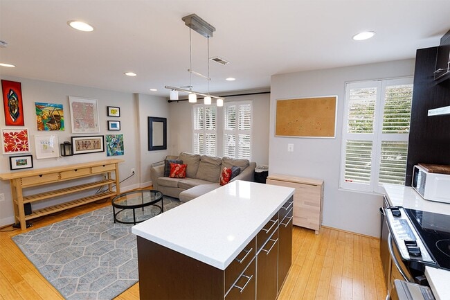 Foto del edificio - Bright One Bed Trinidad Rental Condo: Mode...