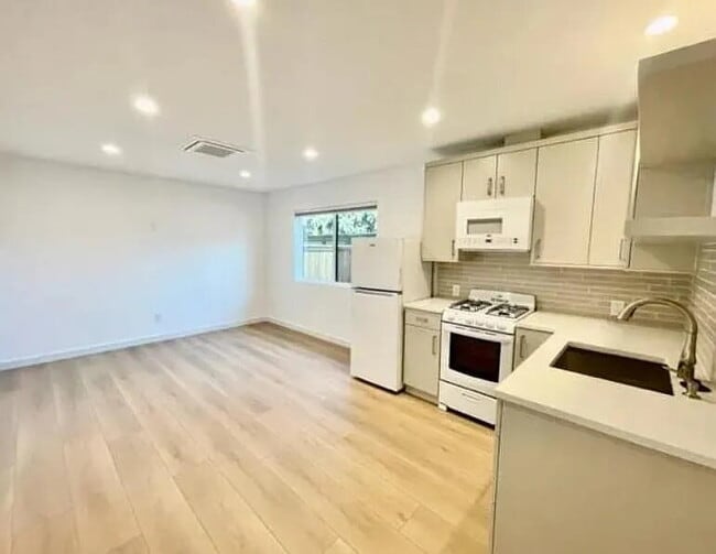 Building Photo - "Charming 1-Bedroom Retreat in Santa Barbara – Cozy 600 Sq Ft Gem!"