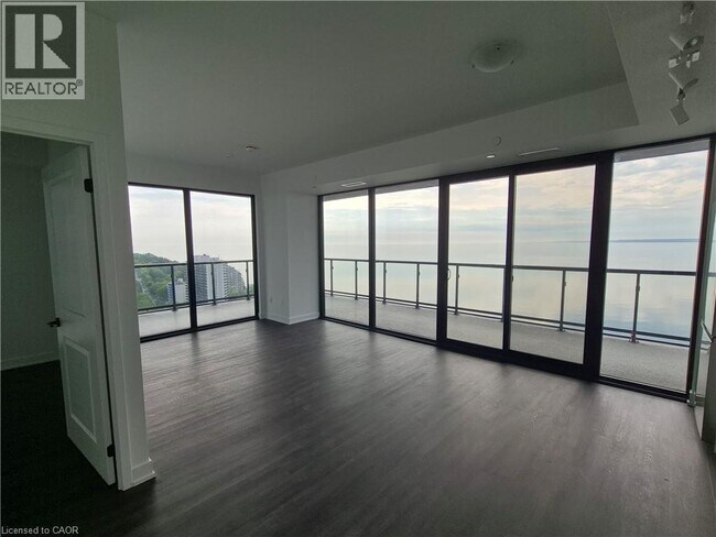 Photo du bâtiment - 2075 Lakeshore Rd.