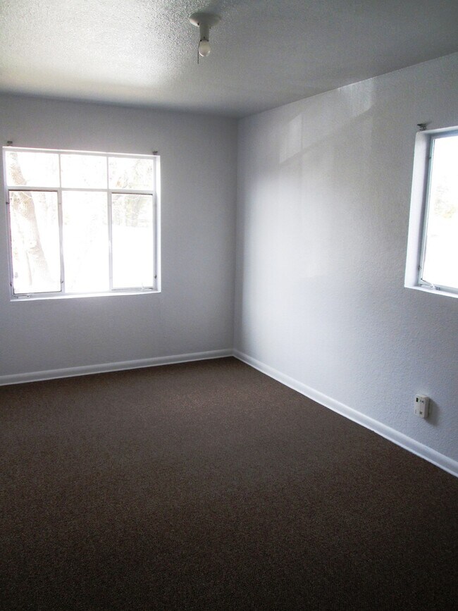 Building Photo - 425 Coffman (MF)