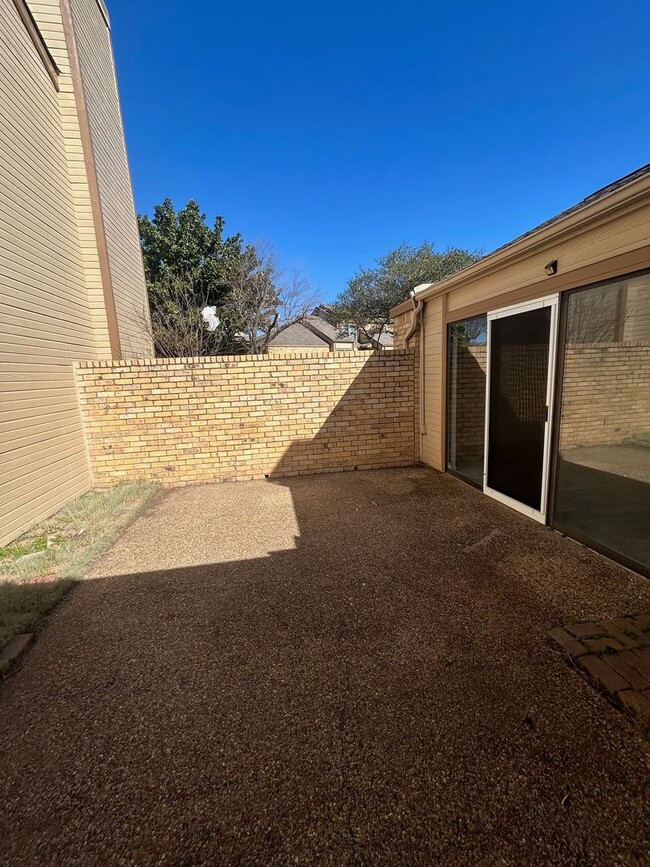 Building Photo - Spacious HOA Living