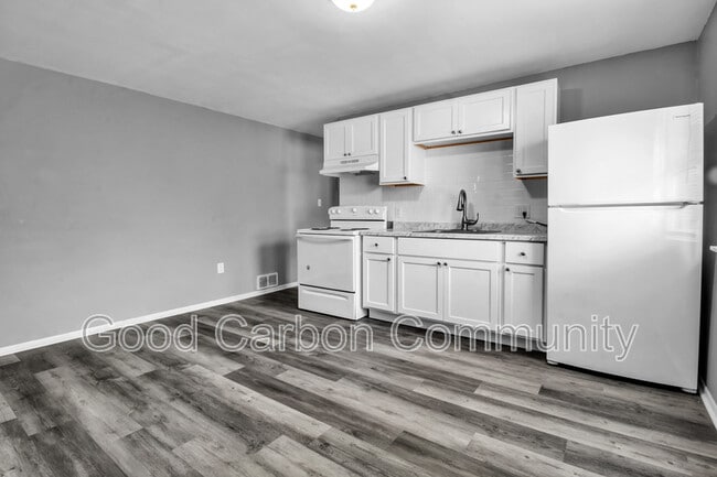 Building Photo - 724 8th St