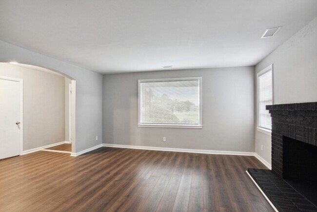 Building Photo - Large 3BR/2BA Near Downtown Savannah Home For Rent