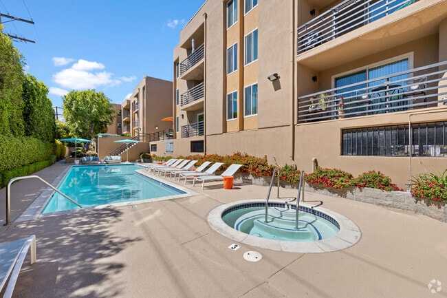 Piscina - Burbank Gardens Apartments