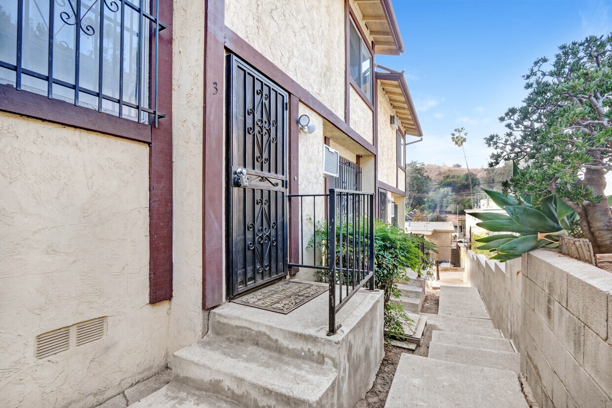 Primary Photo - 530 Casanova Street