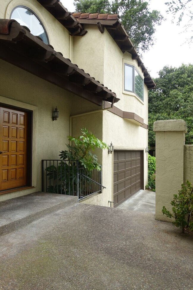 Building Photo - Spacious home, close to downtown Los Altos.  Easy commute location. Great Los Altos Schools!