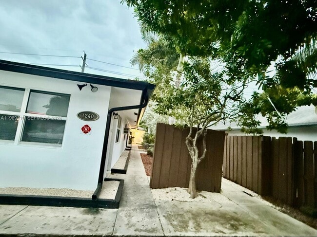 Building Photo - 1240 NE 12th Ave