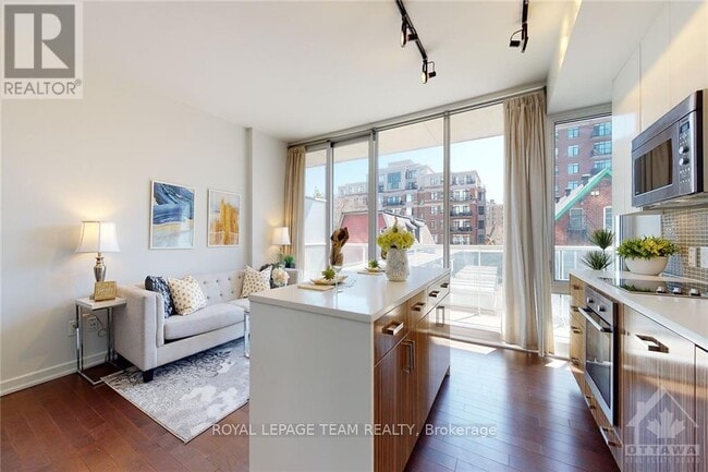 Building Photo - 300 Lisgar St
