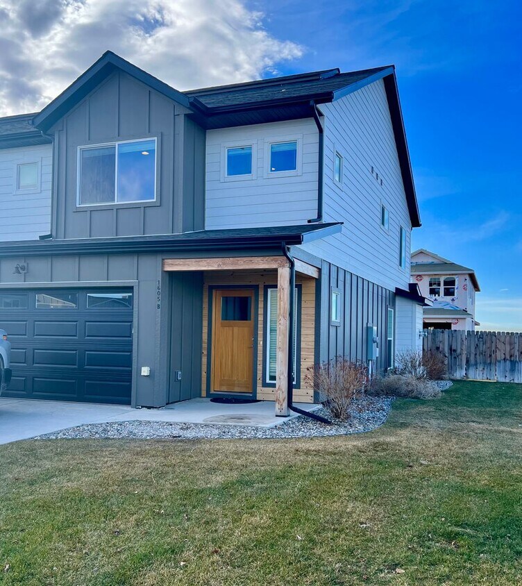 3 Bed 2.5 Bath in Belgrade with attached d... House Rental in