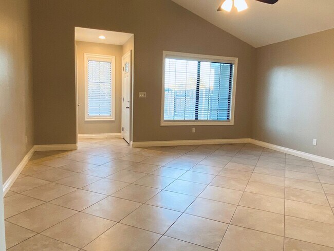 Foto del edificio - AVAILABLE NOW!!