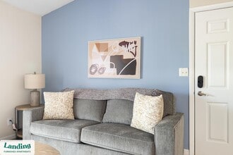 Building Photo - 1000 Palm Pl Dr NE