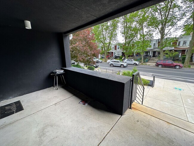 Foto del edificio - Private fenced yard! Modern, stylish & fully updated apartment!
