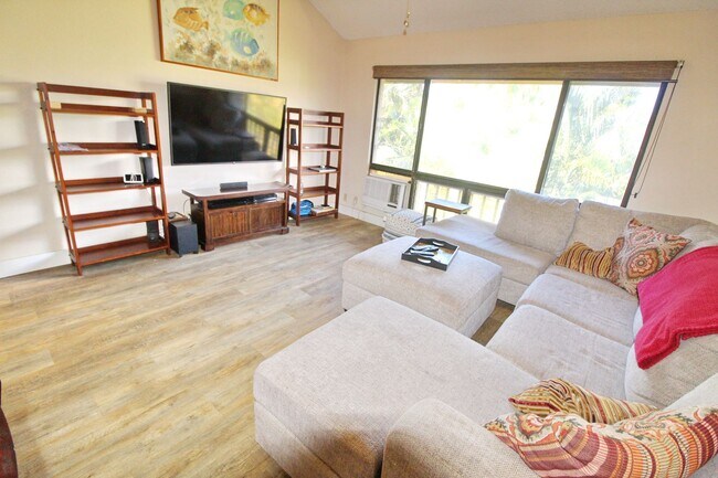 Foto del edificio - Haleakala Gardens – Top-Floor Furnished 2BR/2BA -A Couple Blocks from the Beach