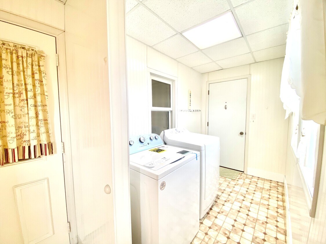 Área de lavandería en el primer piso. - 453 Spruce St