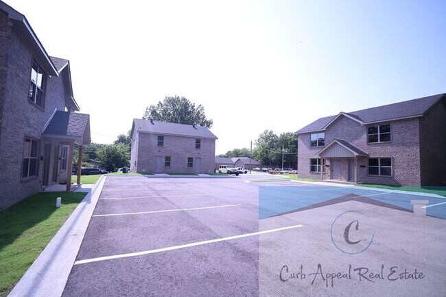 Foto del edificio - Beautiful 2 bed 2 bath duplex, includes washer and dryer - new construction!!