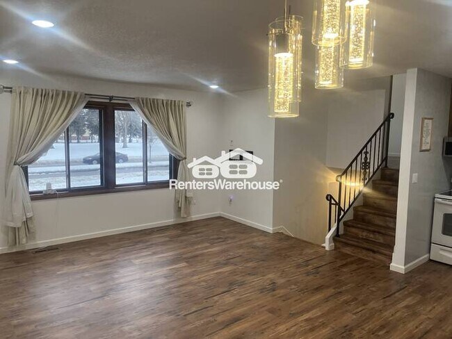 Foto del edificio - Cozy 3 Bed, 2 Bath Townhome with Fireplace & Tuck-Under 2-Car Garage—Comfort Meets Convenience!